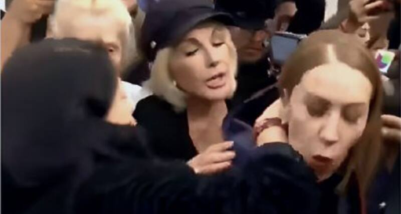 Olivia Collins y Mónica Castañeda protagonizan zafarrancho afuera de la casa de Maribel Guardia - Créditos: Twitter