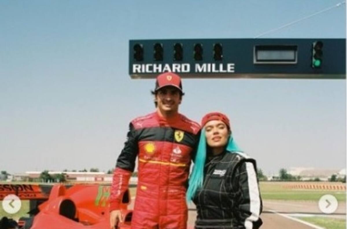 Karol G recibe mensaje de Carlos Sainz tras el paseo que dio con el piloto en un auto de Fórmula 1