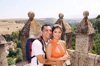 Kimberly Flores, esposa de Edwin Luna, en la polémica por quitarle dinero a un mesero