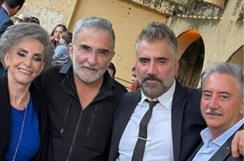 Dos integrantes de los Fernández sacan sus mejores pasos de reggaetón en este concierto