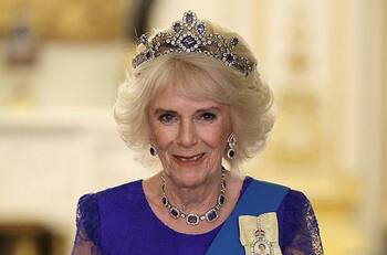 La reina Camila honra la memoria de Isabel II utilizando una lujosa tiara de zafiros