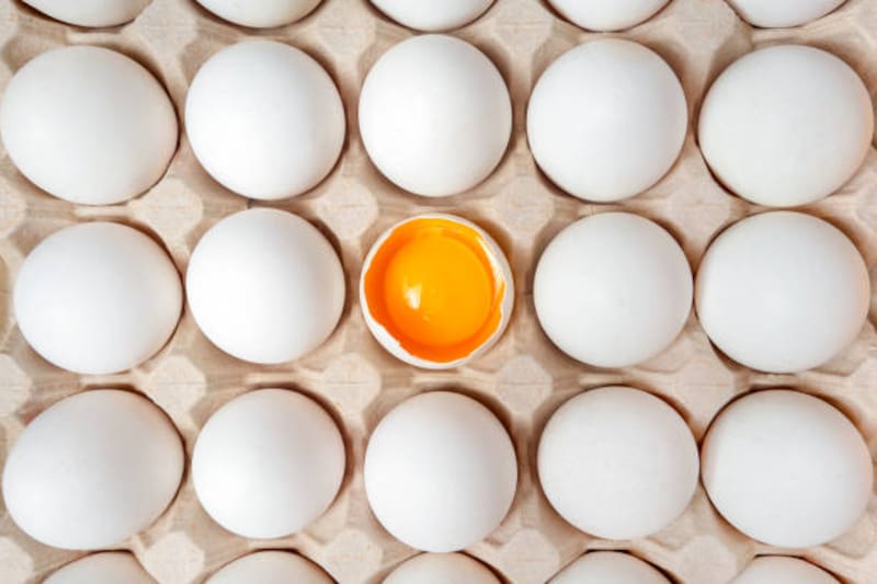 Las proteínas y el colágeno del huevo aportan nutrientes esenciales para la salud del cabello.