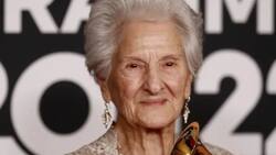 La mujer que ganó un Grammy a los 95 tocaba la guitarra escondida y temía que le robaran su música