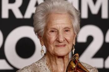 La mujer que ganó un Grammy a los 95 tocaba la guitarra escondida y temía que le robaran su música