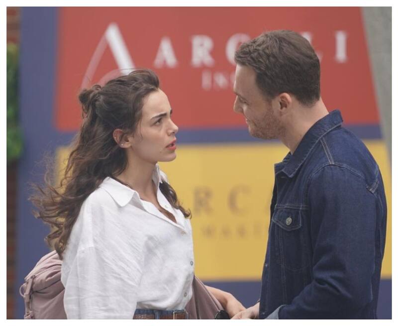 Hafsanur Sancaktutan y Kerem Bürsin son Leyla Kökdal y Ateş Arcali en Ya Çok Seversen (Si me amas).