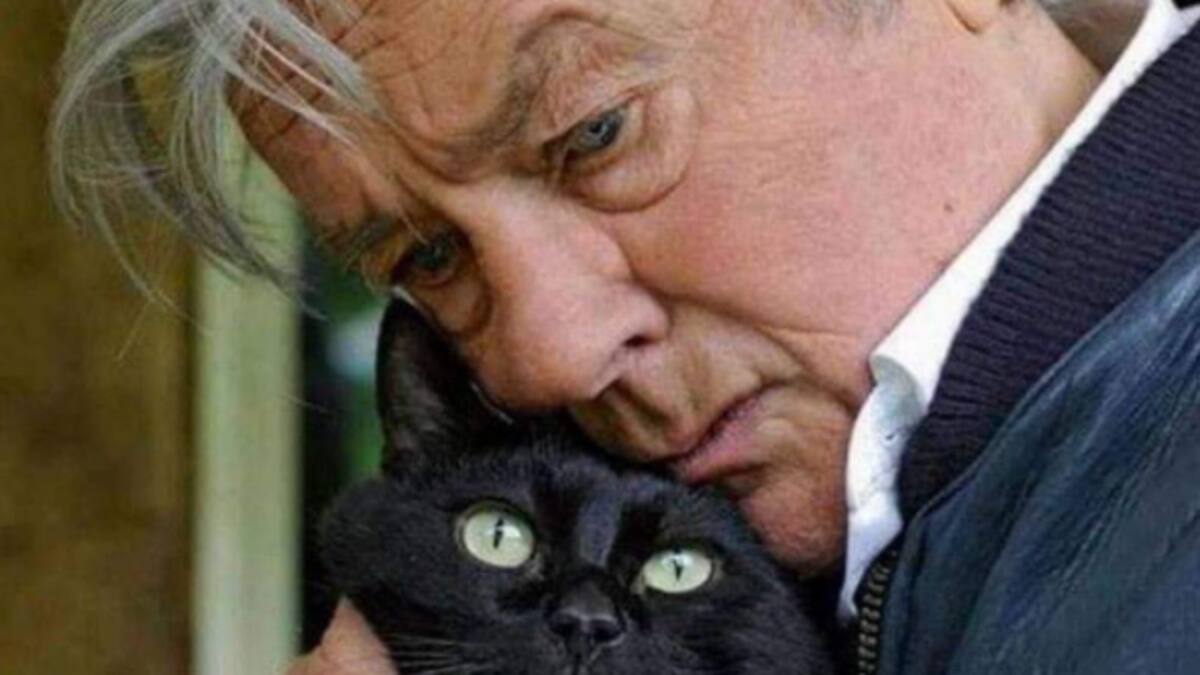 Él es Alain Delon, el actor que ha pedido la eutanasia y ya publicó su despedida