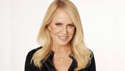 Cecilia Bolocco cumple primera actividad como recién casada mientras su esposo le cuida la cartera