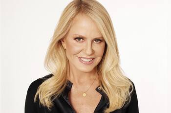 Cecilia Bolocco cumple primera actividad como recién casada mientras su esposo le cuida la cartera