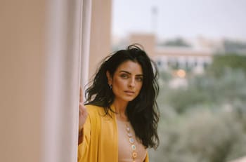 Aislinn Derbez reveló por qué le gusta llevar un tenebroso arácnido en su bolso