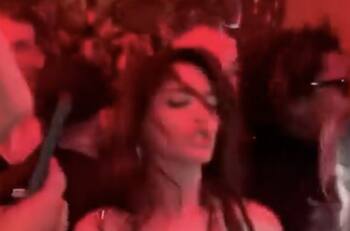 Anne Hathaway causa furor por sugestivo baile enfundada en vestido y medias animal print