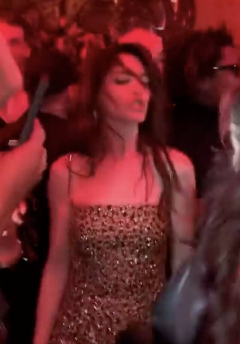 Anne Hathaway causa furor por sus movimientos de baile enfundada en vestido y medias animal print - Créditos: Instagram