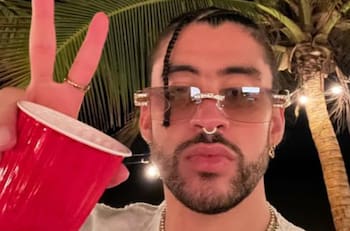 Bad Bunny se viraliza al lanzar lejos celular de fan que quiso tomarse selfie con cantante