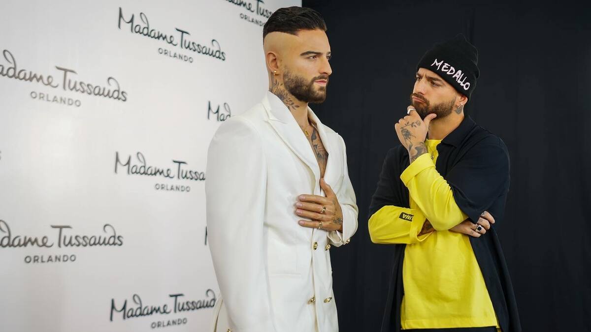 Maluma posa junto a su figura de cera y el parecido es verdaderamente asombroso