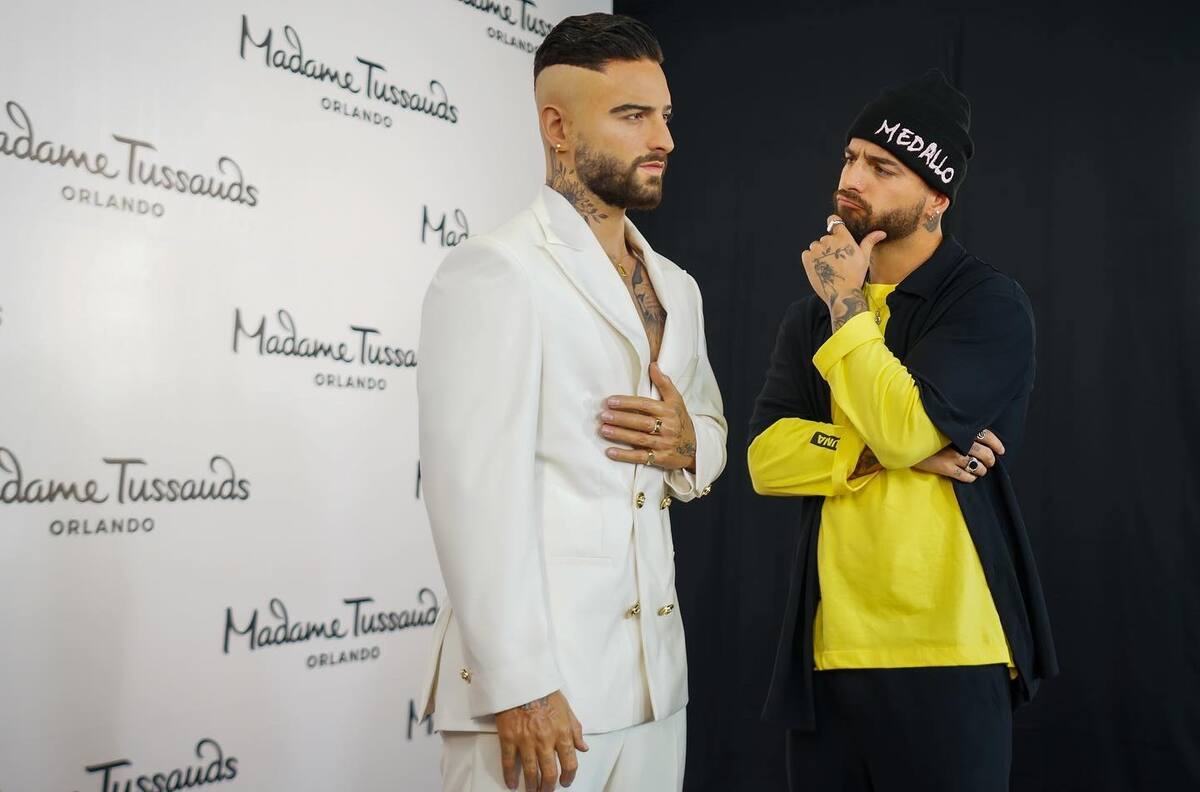 Maluma posa junto a su figura de cera y el parecido es verdaderamente asombroso