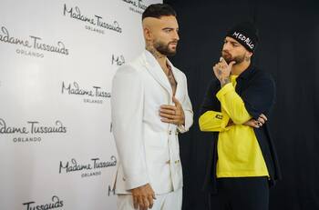 Maluma posa junto a su figura de cera y el parecido es verdaderamente asombroso