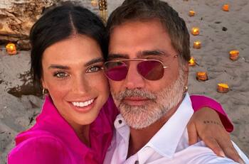 Novia de Alejandro Fernández posa junto a Doña Cuquita en su primera fotografía pública