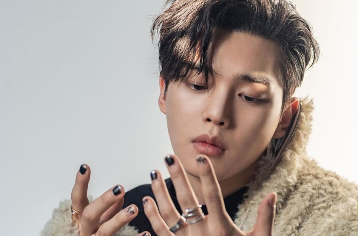 Song Kang no teme perder su masculinidad y se muestra como nunca maquillándose