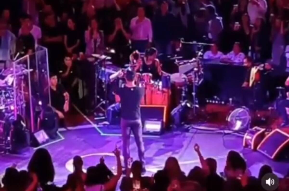 Carlos Rivera le dedica canción a Cynthia Rodríguez frente a miles de personas