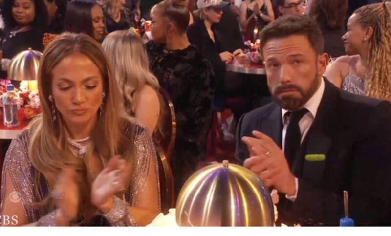 Ben Affleck se mostró incómodo en los Grammys - Créditos: Twitter