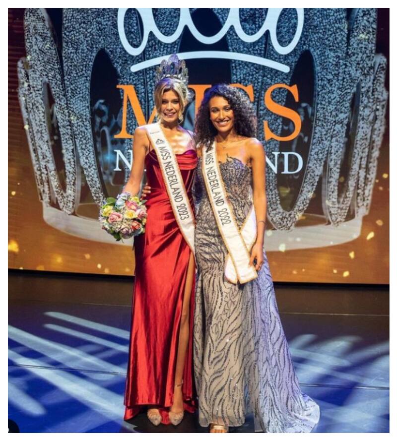 Rikkie Kollé junto a Miss Universo Países Bajos 2022, Ona Moody, el día que le traspasaron la corona.