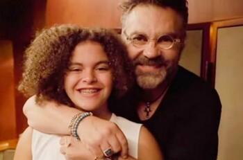 Lucerito juega divertida broma a su papá Manuel Mijares por su cumpleaños