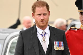 Príncipe Harry usó un lujoso traje de civil hecho exclusivamente para la coronación del rey Carlos III