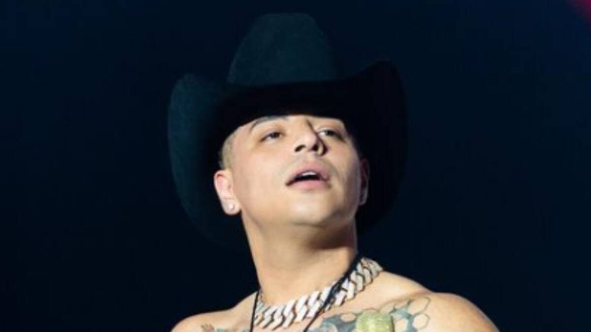 Vocalista de Grupo Firme se vuelve rubio para anunciar que “se sale” de la música regional