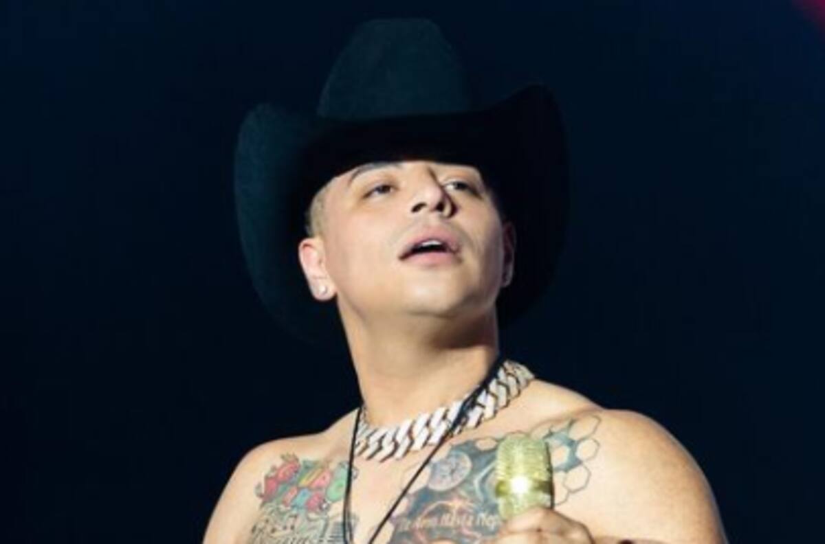 Vocalista de Grupo Firme se vuelve rubio para anunciar que “se sale” de la música regional