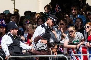 Activistas veganos protagonizan el primer bochorno del Jubileo de Platino