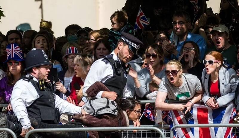 Manifestantes se hacen presentes en la celebración de los 70 años de reinado de Isabel II - Créditos: Instagram