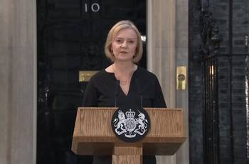 Impacta el discurso de la primera ministra de Inglaterra: "Dios salve al rey"