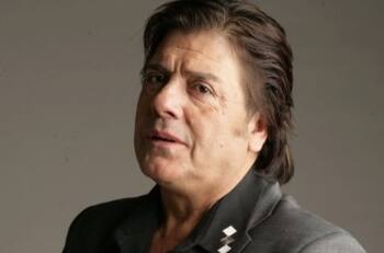 Cantante Zalo Reyes muere a los 69 años; la música popular chilena está de luto