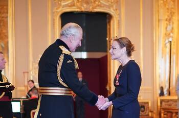 Rey Carlos III le otorga importante reconocimiento a la hija de Paul McCartney