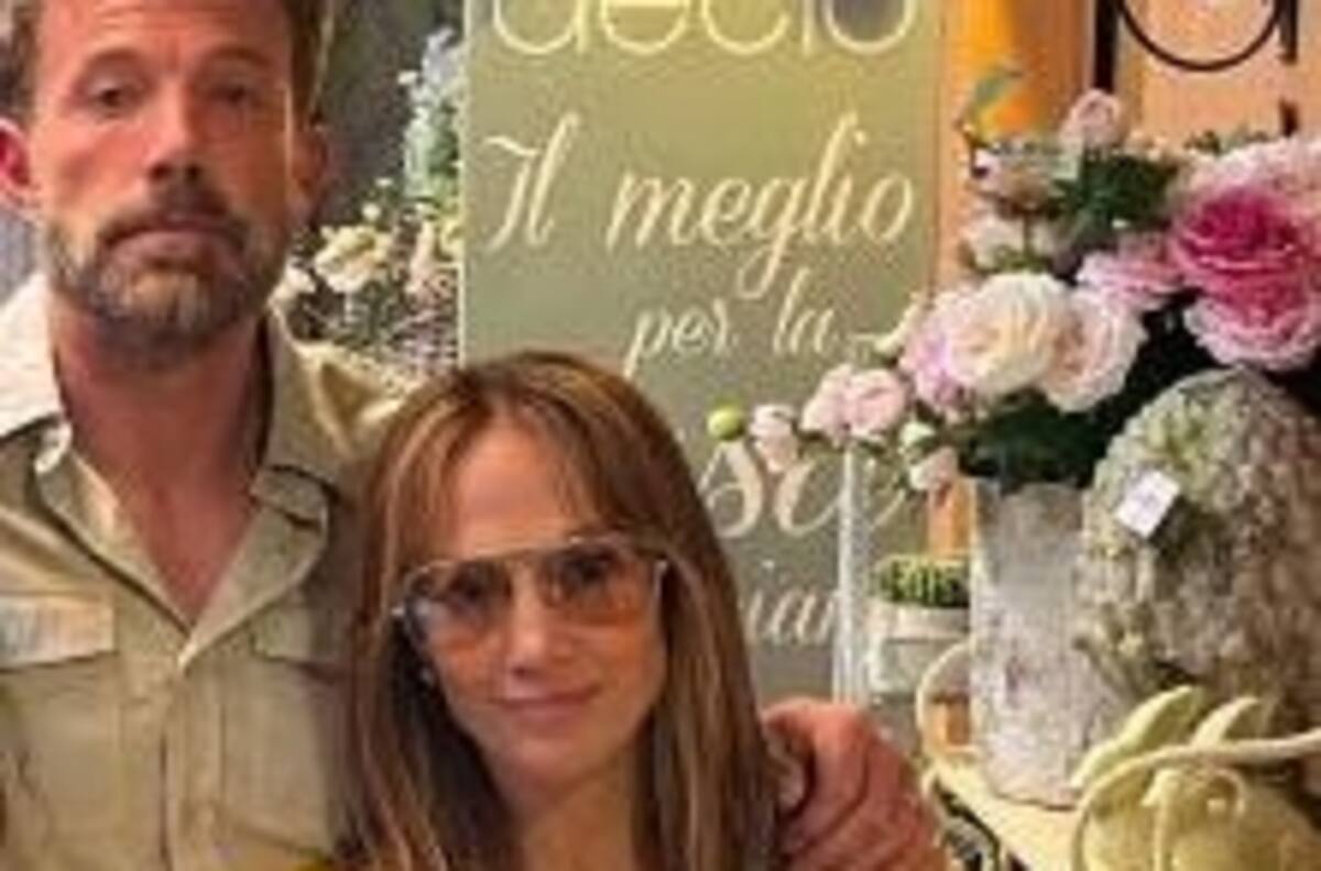 Vestido amarillo que usó JLo en su luna de miel tiene un bajísimo costo