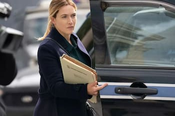 Kate Winslet regresó al set de su película y así luce luego de la lesión que tuvo en su pierna