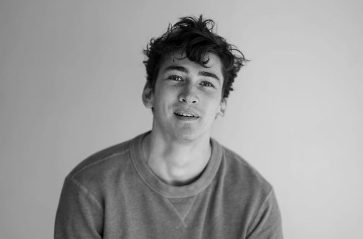 Conoce a Dylan Arnold, el hombre que le robó el corazón a Victoria Pedretti, protagonista de 'You'