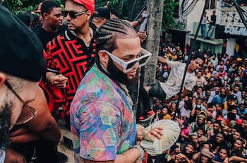 Cantante dominicano lanza 100 mil dólares a sus seguidores desde un helicóptero