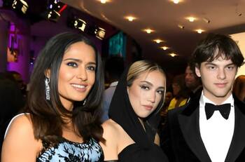 Valentina Paloma, hija de Salma Hayek, impacta con un glamuroso vestido negro con capucha