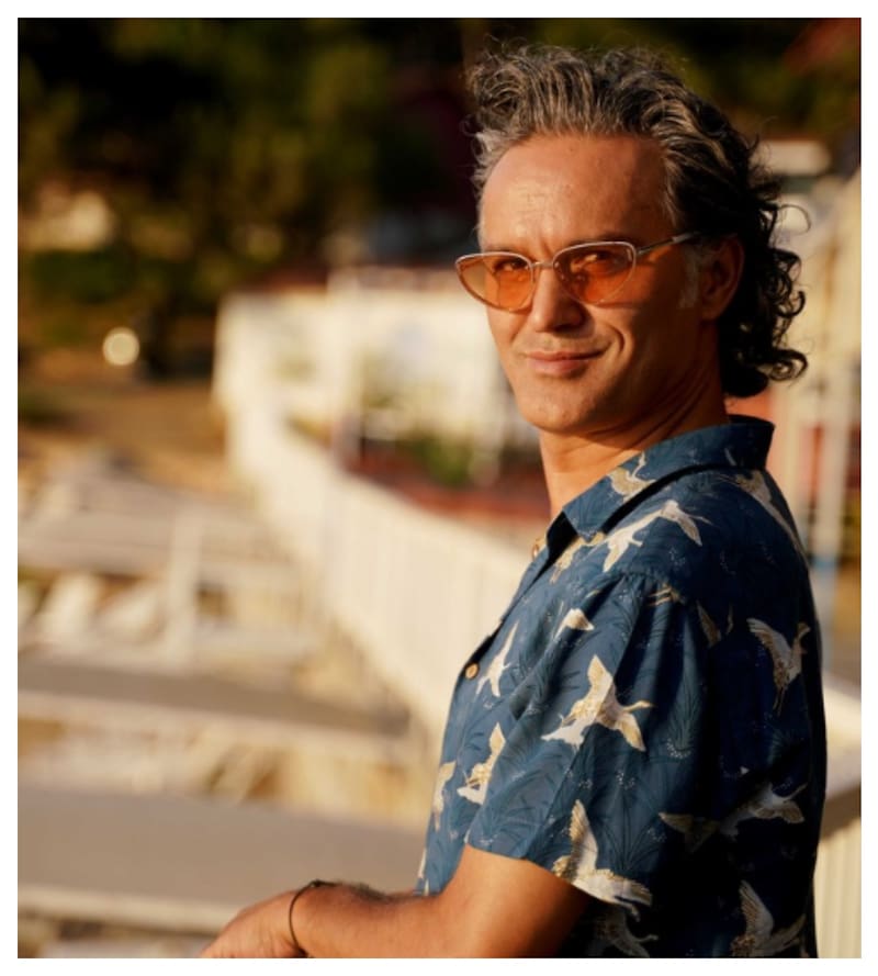 Bülent Colak encarna a Görkem, uno de los personajes más exóticos de Isla esperanza (El cuento de la isla).