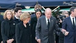 Un desmejorado rey Juan Carlos I sujetándose con bastón acompaña a la reina Sofía en funeral real