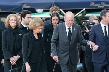 Un desmejorado rey Juan Carlos I sujetándose con bastón acompaña a la reina Sofía en funeral real