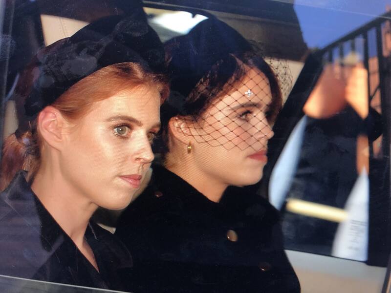 Eugenia y Beatriz liberaron la carta minutos antes de asistir a la vigilia del ataúd de su abuela - Créditos: Twitter