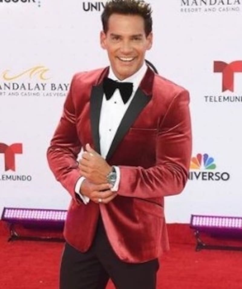 Cristián de la Fuente es sorprendido besando en la boca a mujer que no es su esposa Se espera la versión del actor chileno - Créditos: Instagram