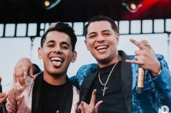 Jhonny y Eduin Caz, de Grupo Firme, aparecen conectados a un catéter