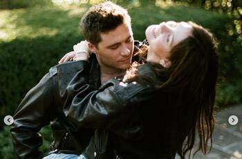 Nicola Peltz y Brooklyn Beckham posan desde la cama en su foto más íntima