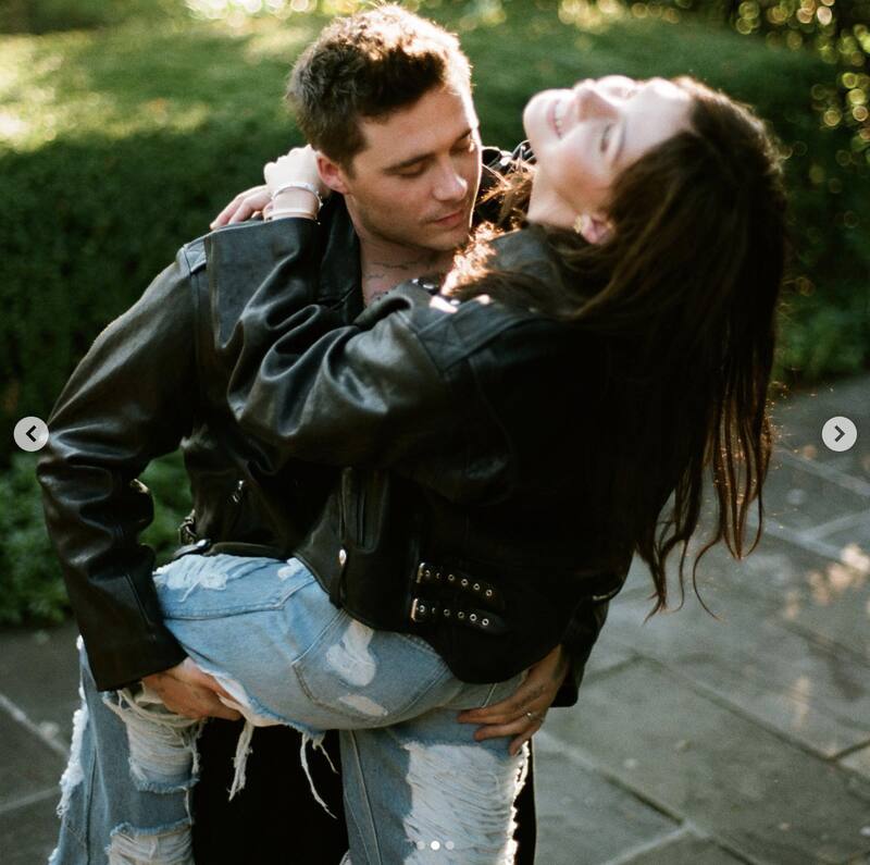 Nicola Peltz y Brooklyn posan desde la cama en su foto más personal - Créditos: Instagram