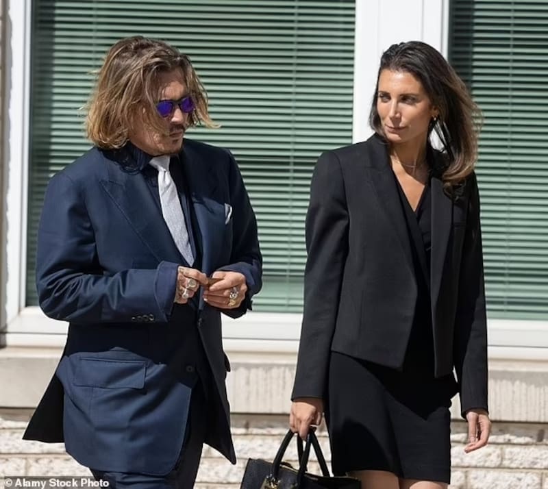 Joelle Rich acompañó en todo momento a Johnny Depp y horas después del concierto abandonó el recinto en el bus de la gira - Créditos: Twitter