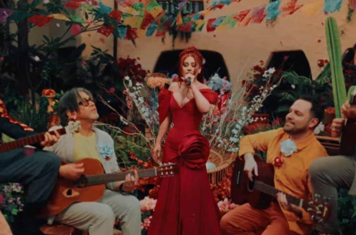 Christina Aguilera estrena el video oficial de ‘La Reina’ y rinde tributo a Vicente Fernández