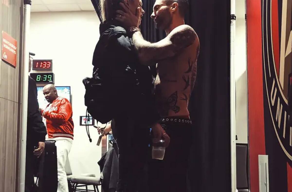 Esposa de Adam Levine difunde gesto impropio por redes sociales a los críticos del infiel cantante