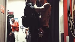 Esposa de Adam Levine difunde gesto impropio por redes sociales a los críticos del infiel cantante